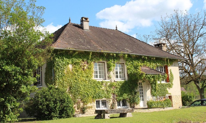 Condat-sur-Vezere House | Idyllic Holiday Home with Private Pool and Scenic Hill Views