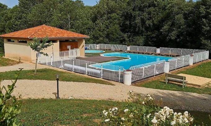 Lacapelle-Marival House | Holiday home in a park with a pool on the lot