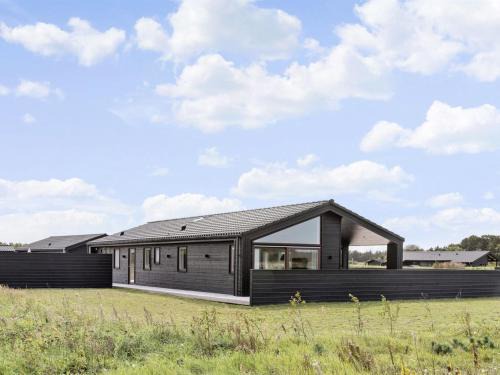 Bratten Strand House | All-Inclusive Holiday Home Frithbjorn, Steps from the Sea