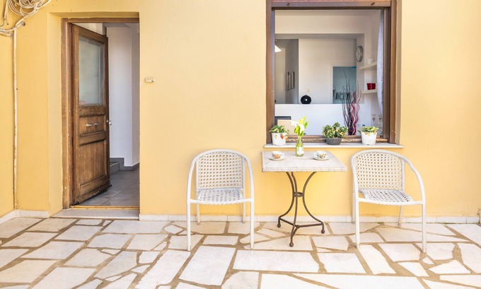 Manna House | Cozy Garden Apartments with Ocean View & Shared Terrace