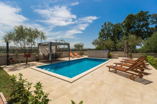 Kastelir-Labinci House | Inviting Holiday Home Giovanna: Oceanfront & Family Friendly