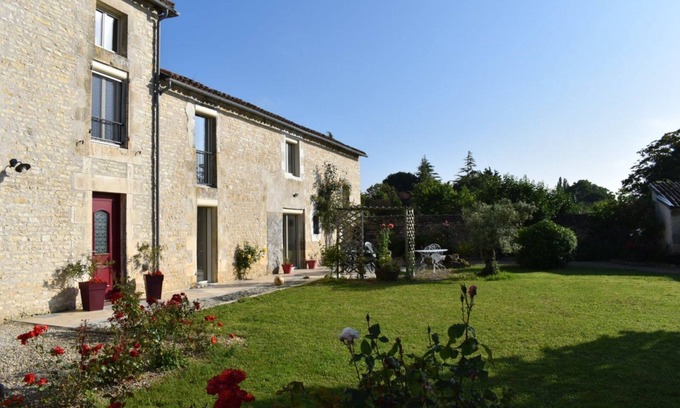Cisse House | Holiday Home 'Gîte et Truffe' with Private Terrace and Private Garden