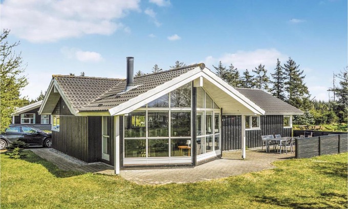 Blavand House | Beautiful Home in Blåvand with Kitchen & Pet Friendly