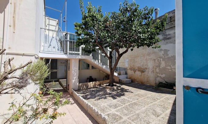 Collepasso House | Holiday Home 'Gm Casa Vacanze Con Giardino' with Private Terrace, Wi-Fi and Air Conditioning