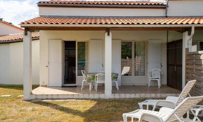La Palmyre House | Inviting Holiday Home 'Grande Maison Les Mouettes' Getaway