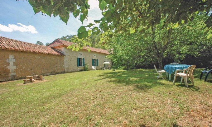 Grignols House | Cozy Retreat in Grignols with Family-Friendly Kitchen