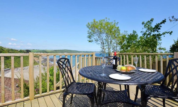West Looe House | Top-Rated Holiday Home Hannafore: Family-Friendly Retreat