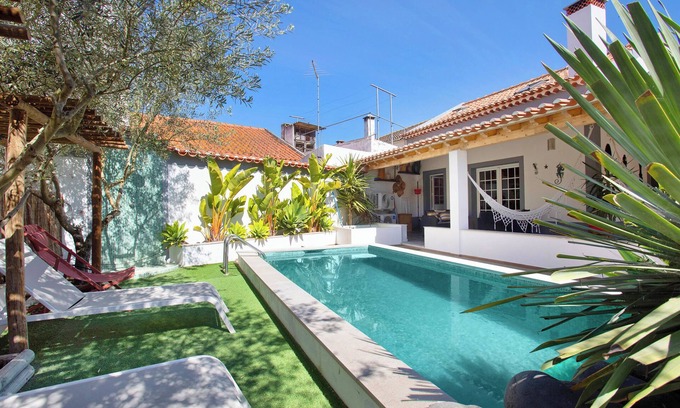 Cartaxo House | Discover Holiday Home 'Holi' with Private Pool & Wi-Fi