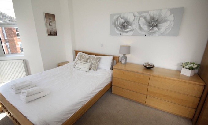 Bournemouth House | Relaxing Holiday Home with Hot Tub and Sauna Retreat