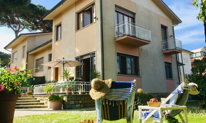 Marina di Pietrasanta House | Cozy Holiday Home with Garden Near the Ocean - Rated 9.8
