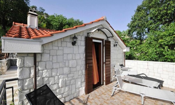 Seget Gornji House | Beautiful Holiday Home Barada with Ocean Views in Trogir