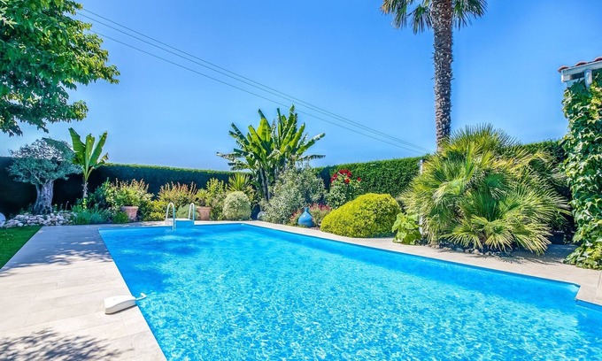 Barry-d'Islemade House | Modern Holiday Home with Pool: Guest Rated 10/10