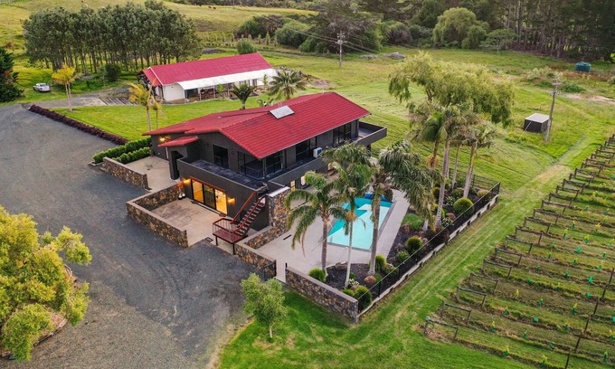 Clarks Beach House | Holiday Home I Heated Pool