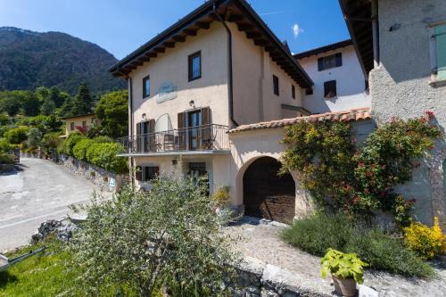 Vesio House | Charming Holiday Home in Tremosine with Family-Friendly Amenities