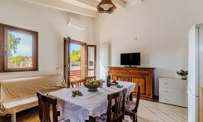 Depressa House | Cozy Holiday Home 'Il Bilo Di Giuseppe' with Shared Garden