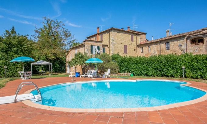 Simignano House | Cozy Holiday Home Il Valacchio with Pool & Fireplace