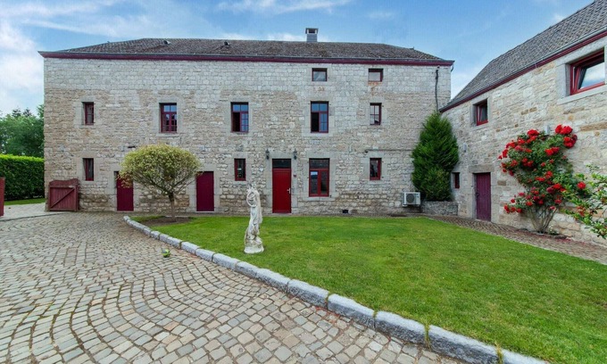 Monville House | Exquisite Holiday Home in Melreux-Hotton with Sauna & Pool