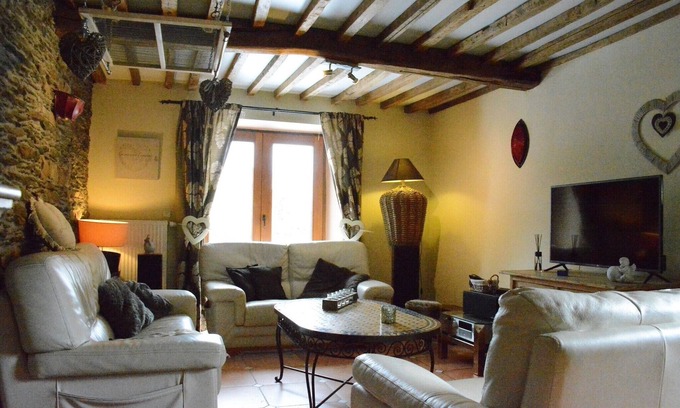 Champlon House | Relaxing Holiday Home in Champlon with Garden & Kitchen