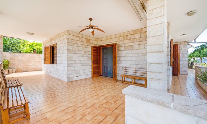 Taranto House | Cozy Holiday Home in Chiara with Breakfast & Family Amenities
