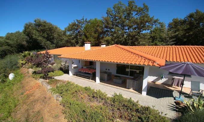 Covas House | Inviting Holiday Home on Estate with Pool & Ocean View