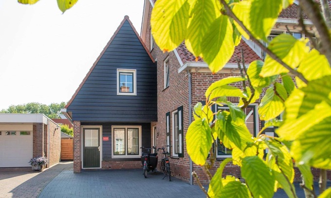 Domburg House | Tranquil Beachside Retreat with Ocean View and Breakfast