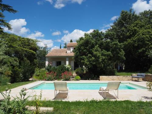 Villes-sur-Auzon House | Inviting Holiday Home with Pool and Garden Retreat