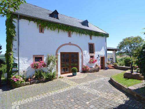 Ittel House | Cozy Ittel Holiday Home with Balcony, BBQ & Parking