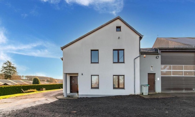 Leglise House | Inviting Holiday Home in Léglise with Garden for Families