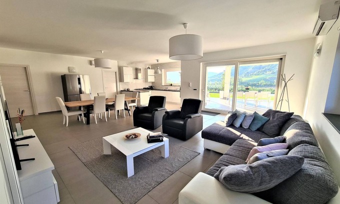 Leonforte House | Discover Belvilla by OYO Villa Leonforte with Private Pool