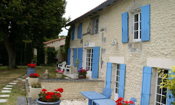Lusignac House | Idyllic Holiday Home with Private Pool & Pet-Friendly Perks