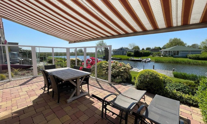 Makkum House | Cozy Twin House Makkum FR: Family-Friendly with Ocean View