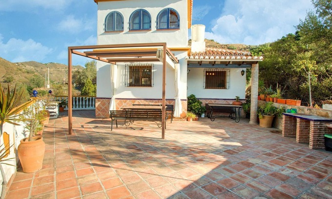 Canillas de Aceituno House | Pet-Friendly Escape: Belvilla by OYO Casa Granadillos