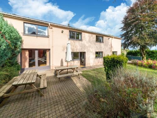 Montleban House | Cozy Holiday Home in Montleban with Sauna & Pet Friendly