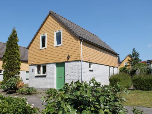 Wemeldinge House | Holiday Home in Quiet Park for Families