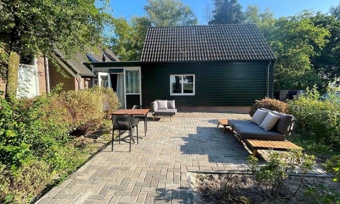 Schoonloo House | Cozy Holiday Home in Schoonloo with Balcony and Kitchen