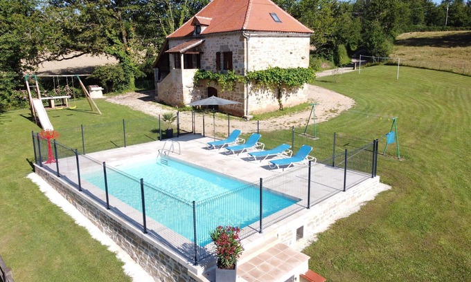 Rueyres House | Beautiful Holiday Home with Pool in Prime Location