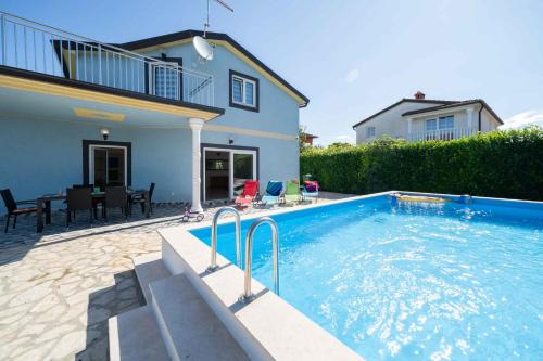 Radini House | Pet-Friendly Holiday Home in Umag with Pool Access