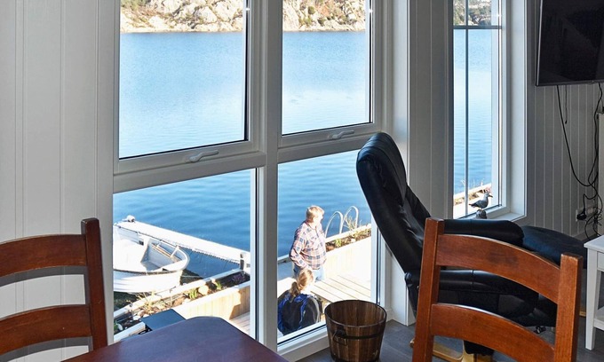 Bomlo House | Holiday Home in Urangsvåg