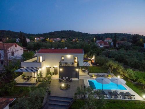 Zdrelac House | Seaside Holiday Home in Ždrelac with Pool and Terrace