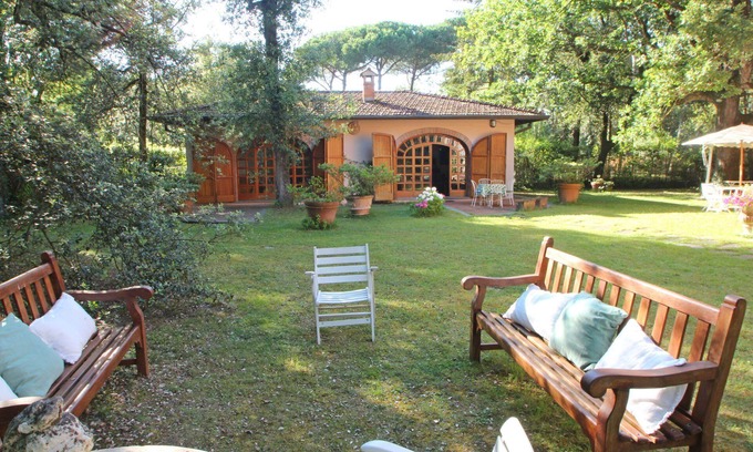 Ronchi House | Cozy Holiday Home with Garden, Close to Forte dei Marmi