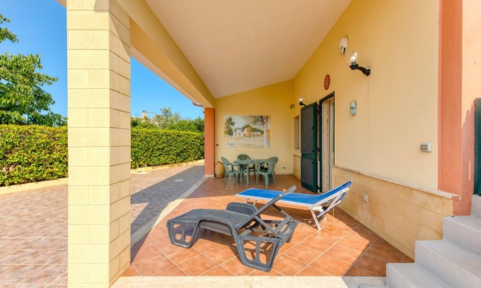 Morciano di Leuca House | Holiday Home 'Villetta Il Boschetto' with Shared Pool, Private Garden and Air Conditioning