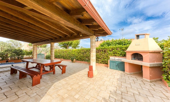 Morciano di Leuca Apartment | Holiday Home 'Villetta Cosimo' with Shared Pool, Private Garden and Air Conditioning