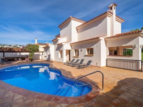 Moravit House | Inviting Holiday Home Johlim: Family-Friendly with Pool