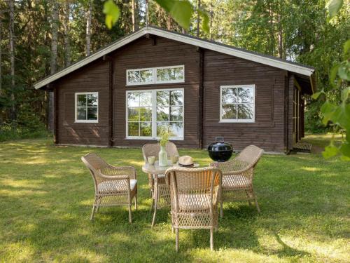 Asikkala House | Inviting Holiday Home Joutsenlahti with Hot Tub & Kitchen
