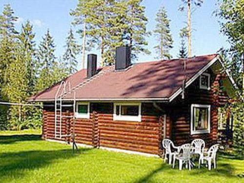 Aatola House | Pet-Friendly Holiday Home Kettupirtti with Hot Tub
