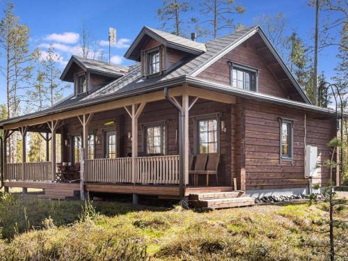 Kuusamo House | Pet-Friendly Holiday Home Kiehtäjän virta with Hot Tub