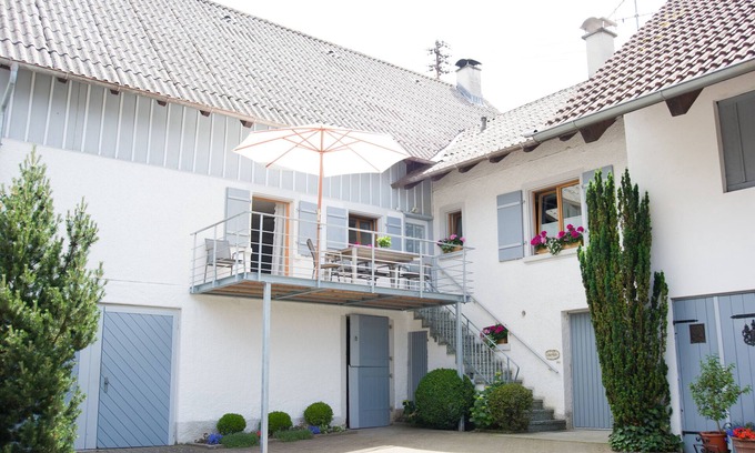 Ueberlingen House | Idyllic Holiday Home 'Kleines Landhaus Bodensee' with Lake View