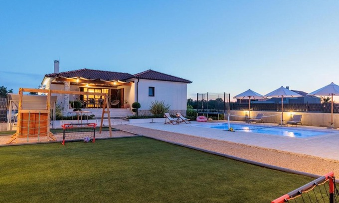 Lovinac House | Family-Friendly Holiday Home KLM with Pool & Kitchen Access