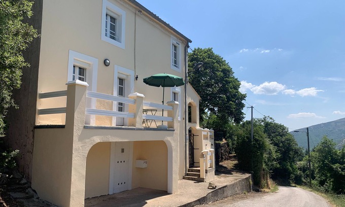 Castanet-le-Haut House | Holiday Home 'La Reguergue' with Mountain View, Private Terrace and Wi-Fi