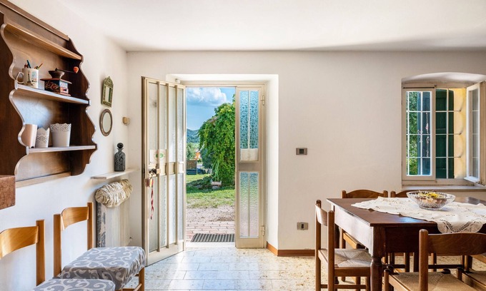 Caprino Veronese Bed & Breakfast | Inviting Holiday Home 'La Casa Di Delfina' with Private Garden